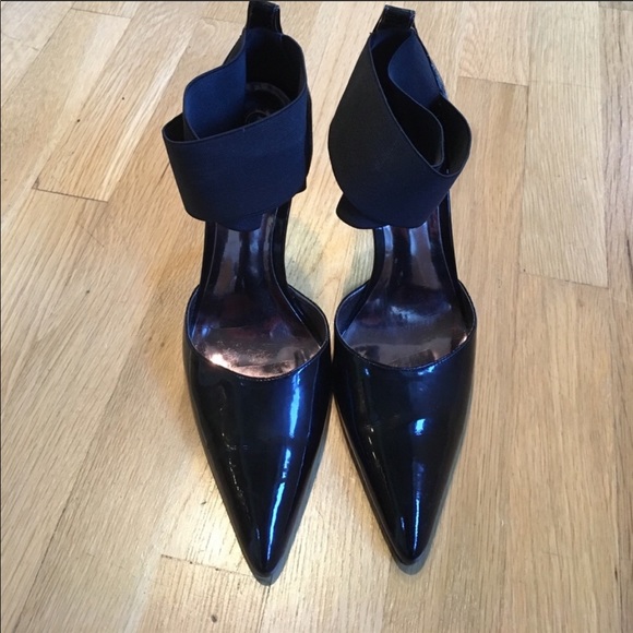 Carlos Santana Patent Pointy Pumps 💋 - Picture 4 of 6
